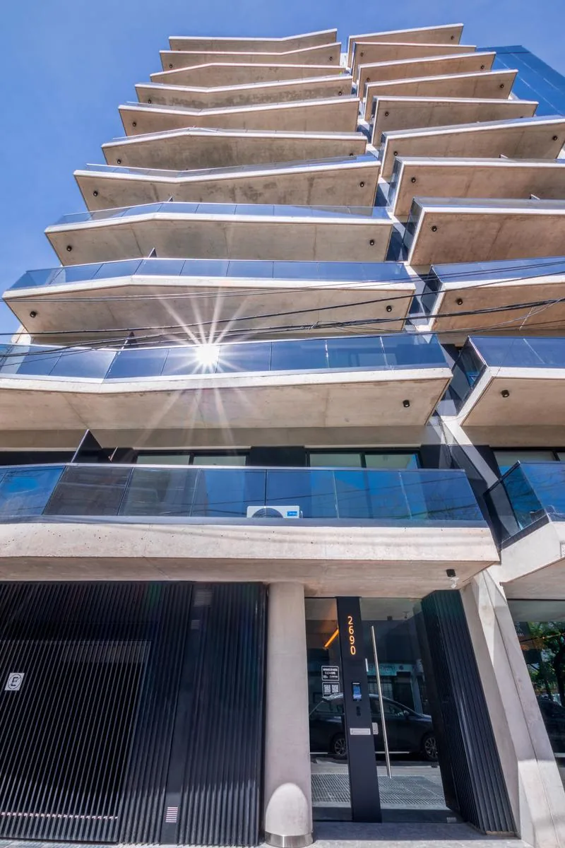 Los balcones inclinados de Teodoro García 2698, el edificio de Grupo Massana con diseño de Carlos Ott, vistos desde la vereda